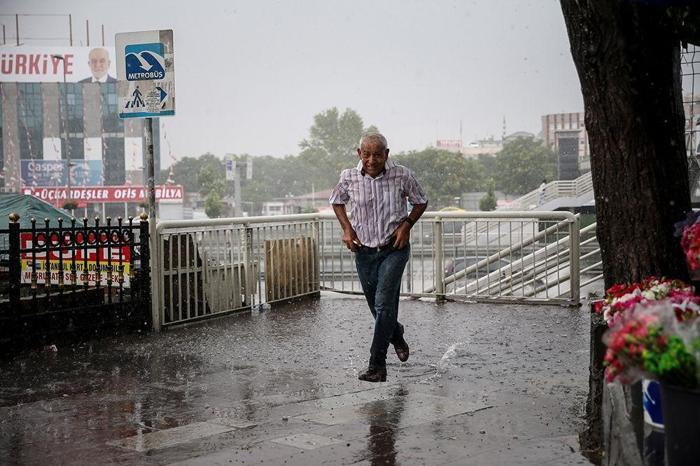 İstanbulda sağanak hayatı felç etti