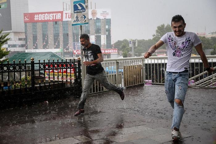 İstanbulda sağanak hayatı felç etti