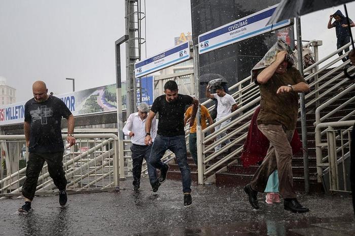 İstanbulda sağanak hayatı felç etti