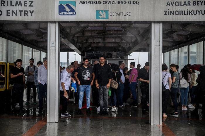 İstanbulda sağanak hayatı felç etti