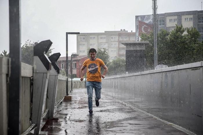 İstanbulda sağanak hayatı felç etti