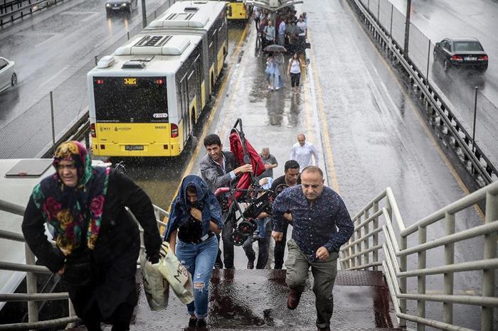 İstanbulda sağanak hayatı felç etti