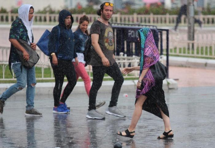 İstanbulda sağanak hayatı felç etti