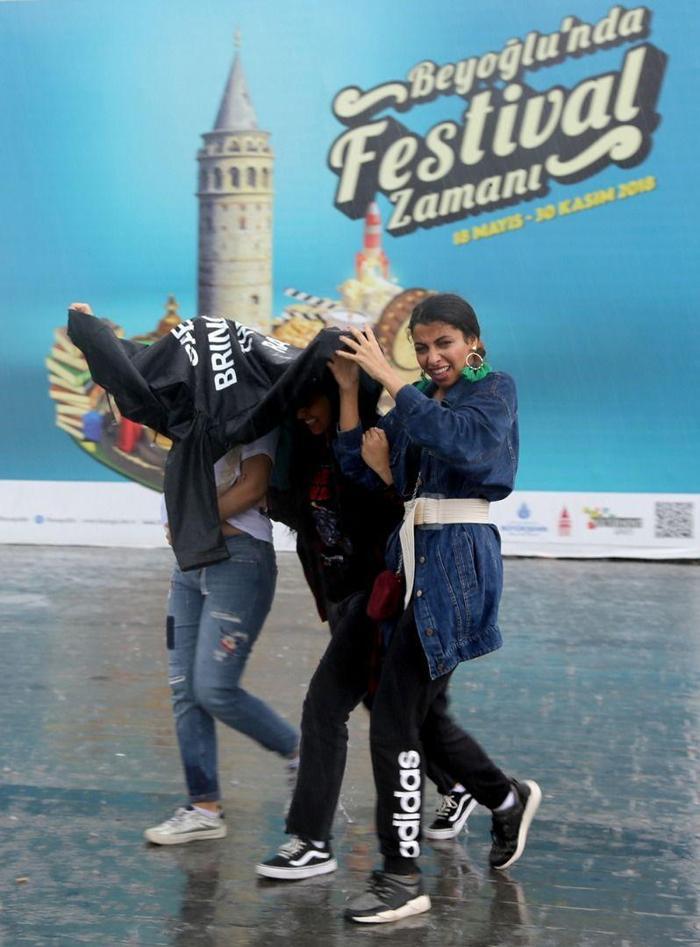 İstanbulda sağanak hayatı felç etti