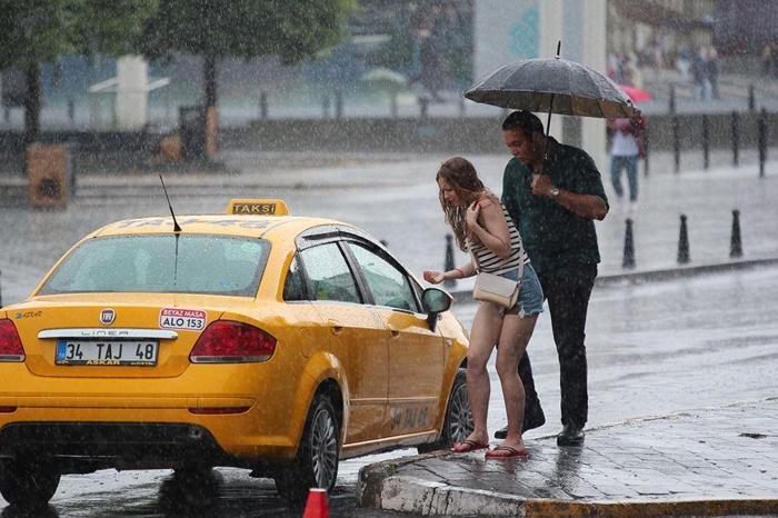 İstanbulda sağanak hayatı felç etti