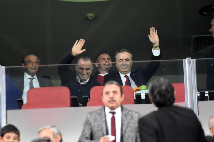 Galatasaray yönetimi köşeye sıkıştı