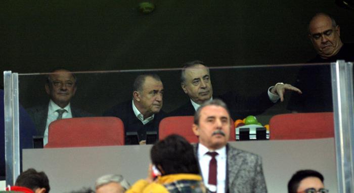 Galatasaray yönetimi köşeye sıkıştı