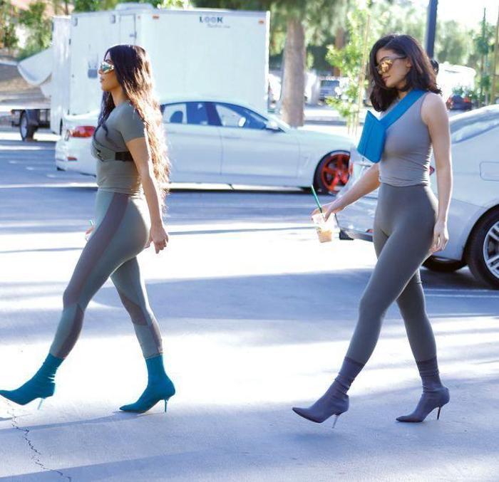 Kim Kardashian ve Kylie Jenner ikiz gibi