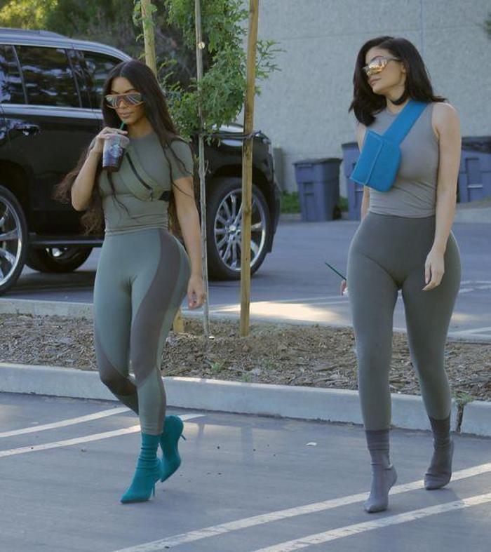 Kim Kardashian ve Kylie Jenner ikiz gibi