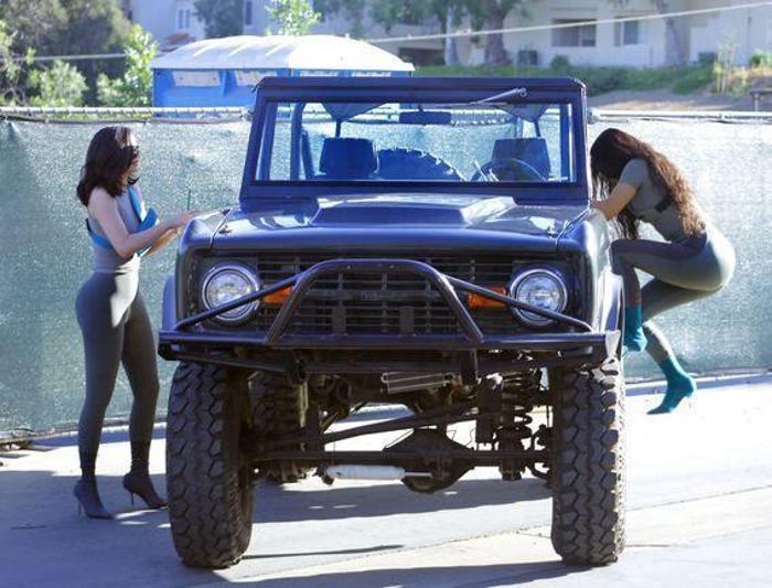 Kim Kardashian ve Kylie Jenner ikiz gibi