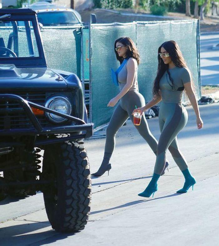 Kim Kardashian ve Kylie Jenner ikiz gibi