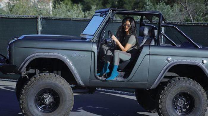 Kim Kardashian ve Kylie Jenner ikiz gibi