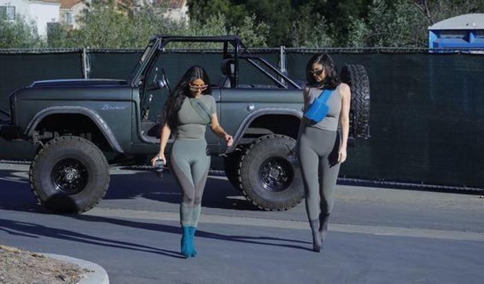 Kim Kardashian ve Kylie Jenner ikiz gibi