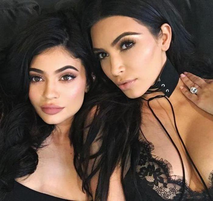 Kim Kardashian ve Kylie Jenner ikiz gibi