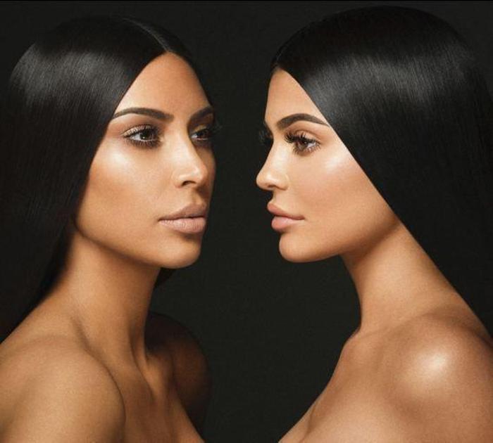 Kim Kardashian ve Kylie Jenner ikiz gibi