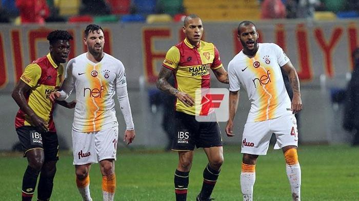 Galatasarayda Muslera ile Maicon kısa süreli tartıştı