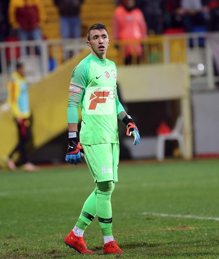 Galatasarayda Muslera ile Maicon kısa süreli tartıştı