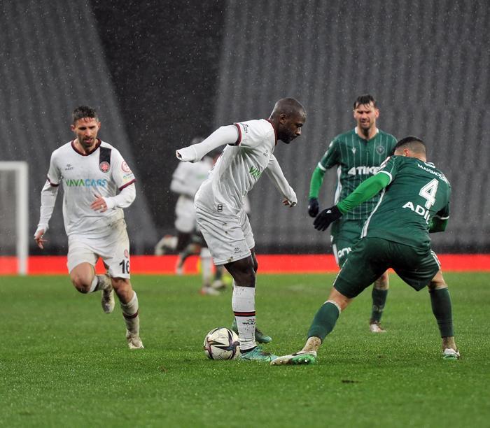 Emiliano Viviano soğuktan titredi Atatürk Olimpiyat Stadında zorlu anlar...