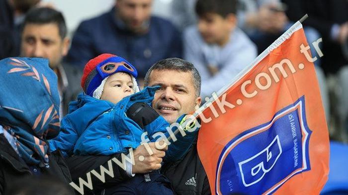 Başakşehir-Beşiktaş maçındaki gizemli güzel