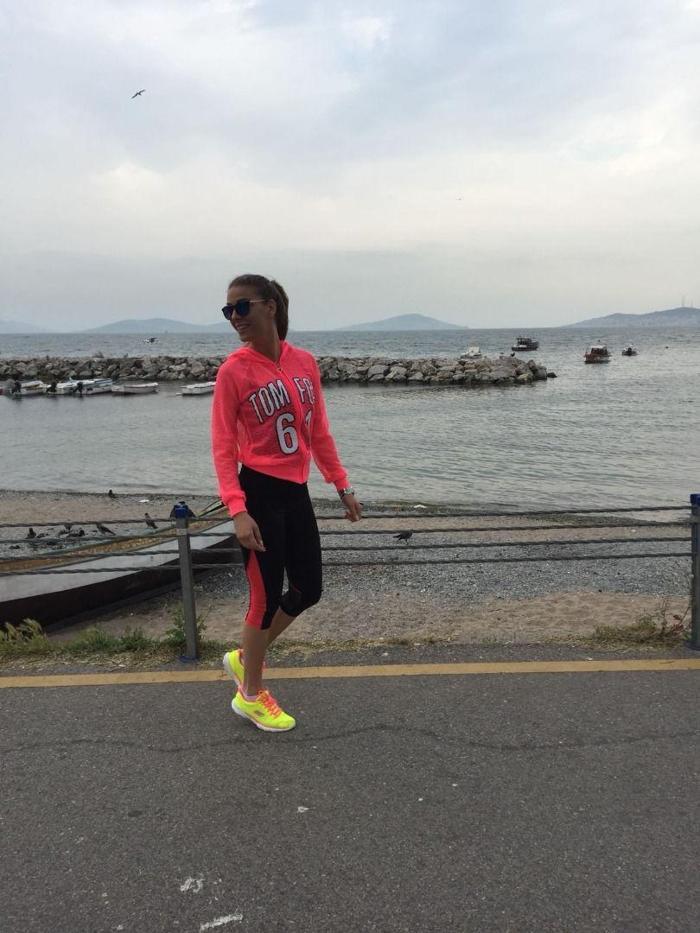 Simge Tertemiz yıkıp geçiyor