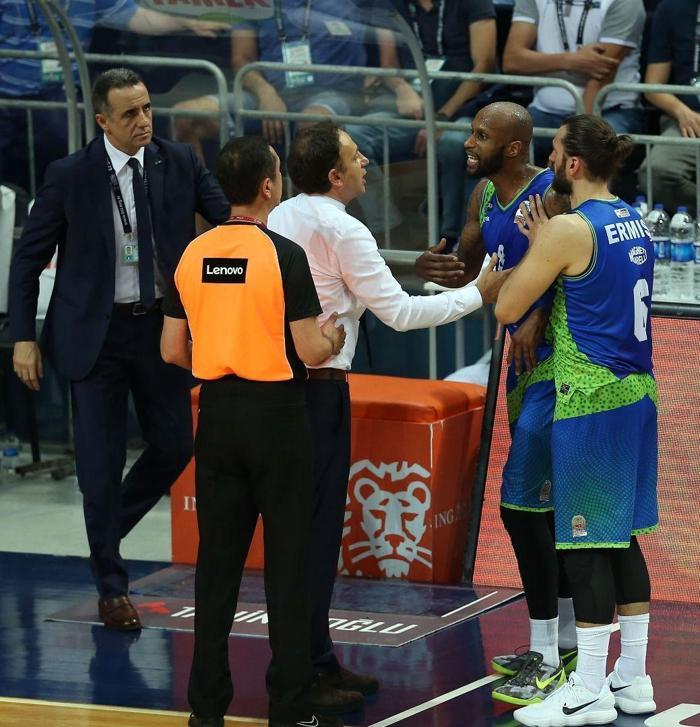 Fenerbahçe Doğuş - TOFAŞ maçında Ali Koç coşkusu