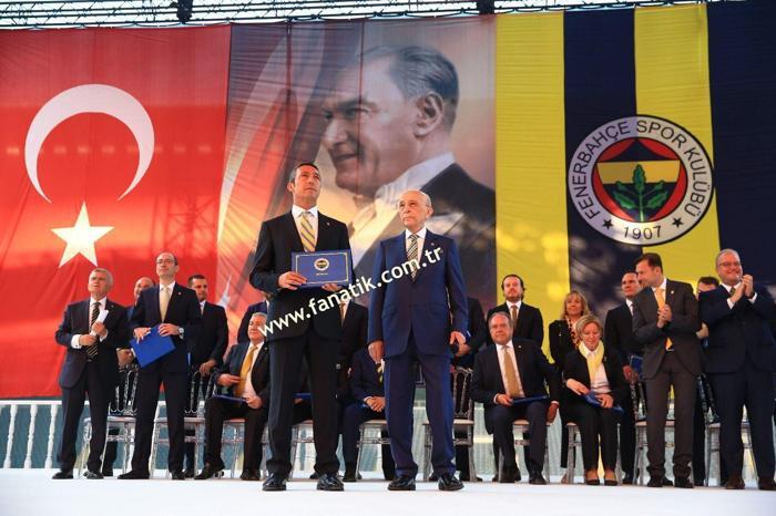 Herkes o ismi merak etti İşte Ali Koçun sahneye çıktığı an