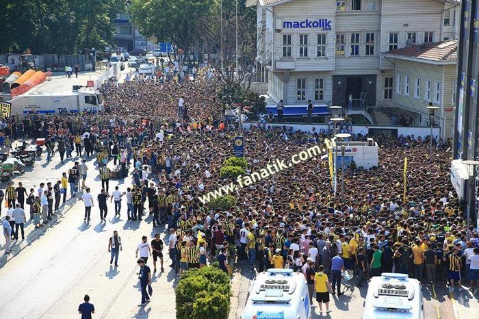 Herkes o ismi merak etti İşte Ali Koçun sahneye çıktığı an