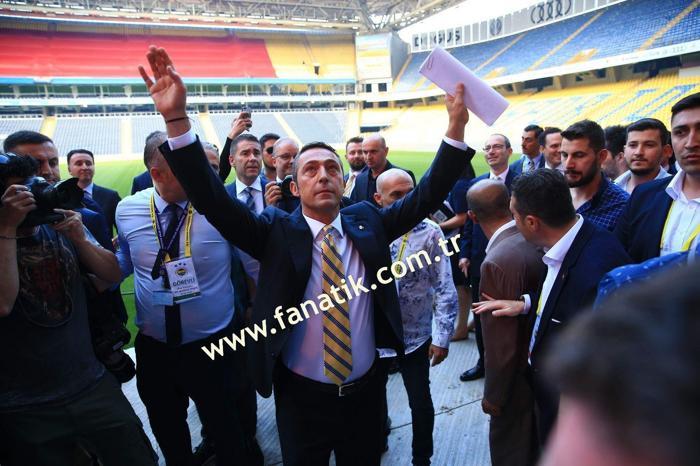 Herkes o ismi merak etti İşte Ali Koçun sahneye çıktığı an