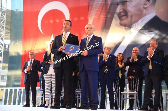 Herkes o ismi merak etti İşte Ali Koçun sahneye çıktığı an