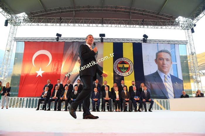 Herkes o ismi merak etti İşte Ali Koçun sahneye çıktığı an
