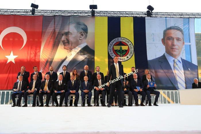 Herkes o ismi merak etti İşte Ali Koçun sahneye çıktığı an