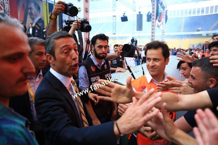 Herkes o ismi merak etti İşte Ali Koçun sahneye çıktığı an