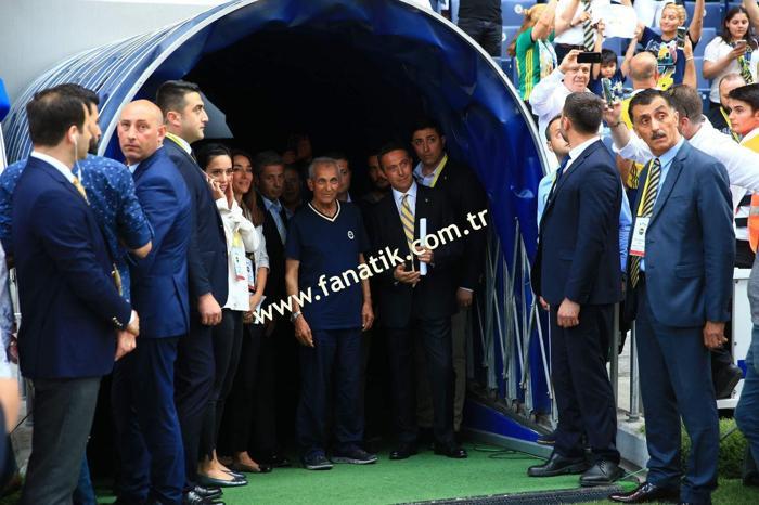 Herkes o ismi merak etti İşte Ali Koçun sahneye çıktığı an