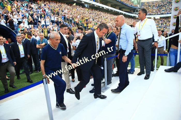 Herkes o ismi merak etti İşte Ali Koçun sahneye çıktığı an