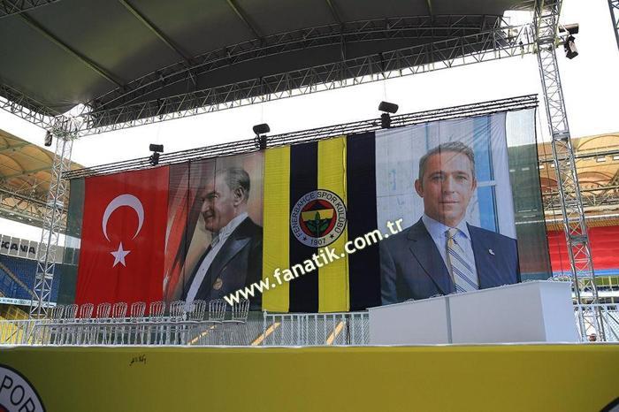 Herkes o ismi merak etti İşte Ali Koçun sahneye çıktığı an