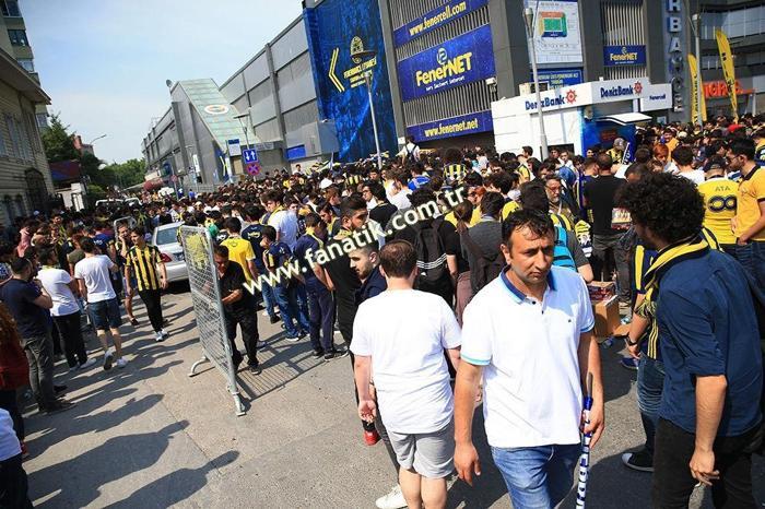 Herkes o ismi merak etti İşte Ali Koçun sahneye çıktığı an