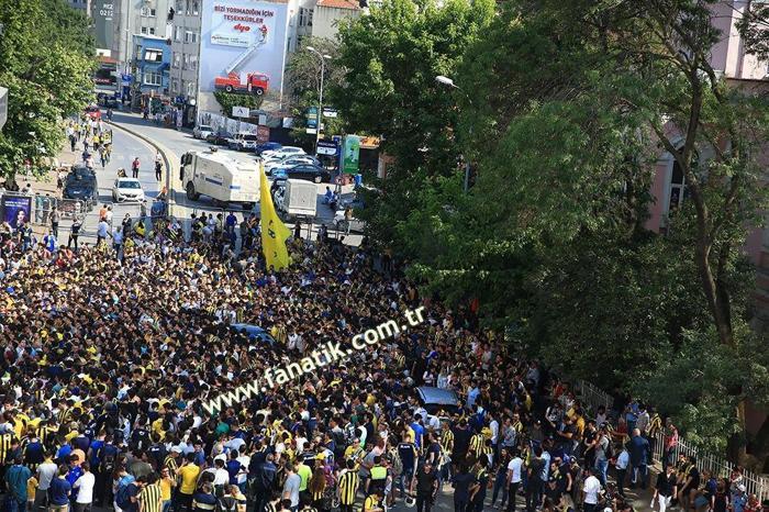 Herkes o ismi merak etti İşte Ali Koçun sahneye çıktığı an