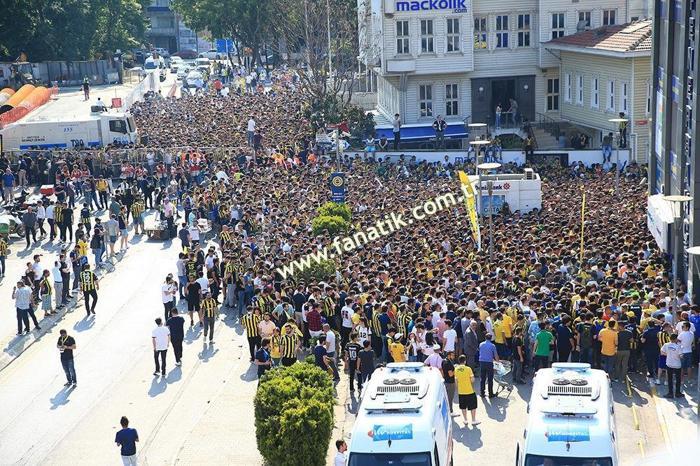 Herkes o ismi merak etti İşte Ali Koçun sahneye çıktığı an