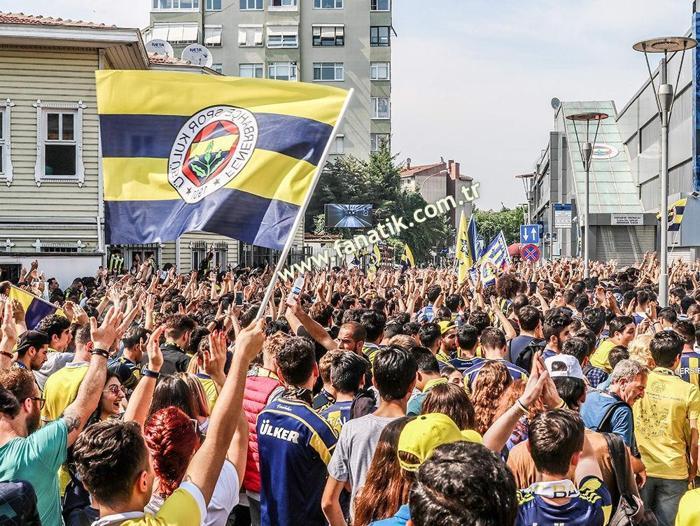 Herkes o ismi merak etti İşte Ali Koçun sahneye çıktığı an