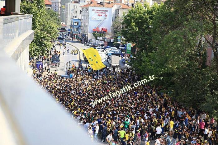 Herkes o ismi merak etti İşte Ali Koçun sahneye çıktığı an