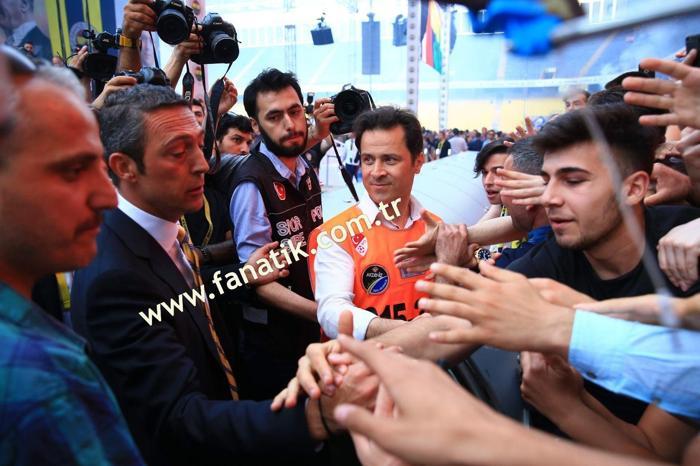 Herkes o ismi merak etti İşte Ali Koçun sahneye çıktığı an