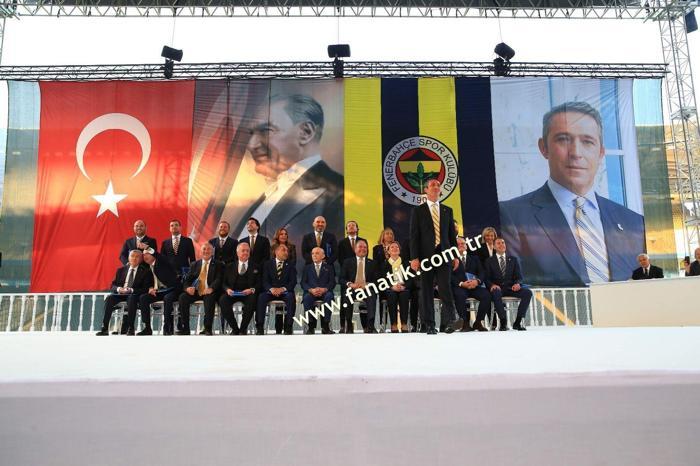 Herkes o ismi merak etti İşte Ali Koçun sahneye çıktığı an