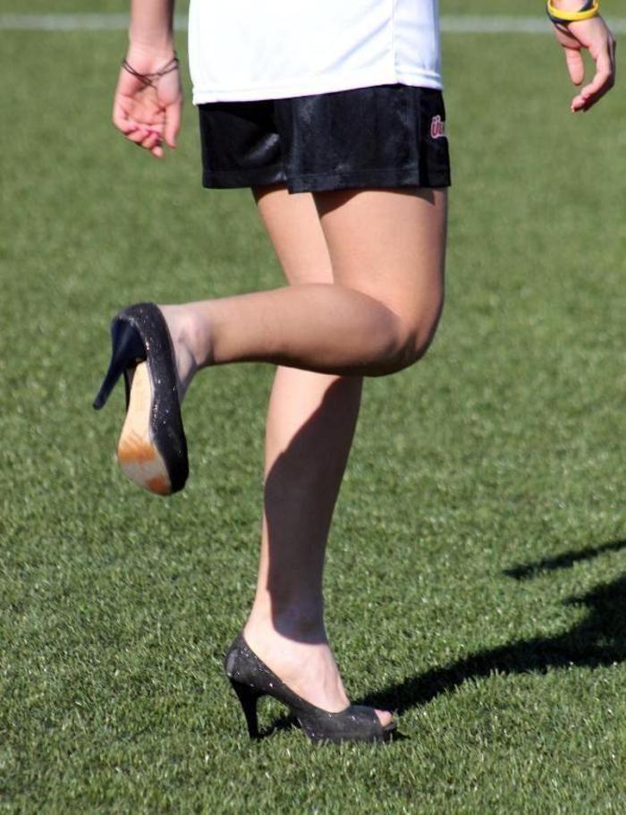 Kadın futbolculardan topuklu eylem