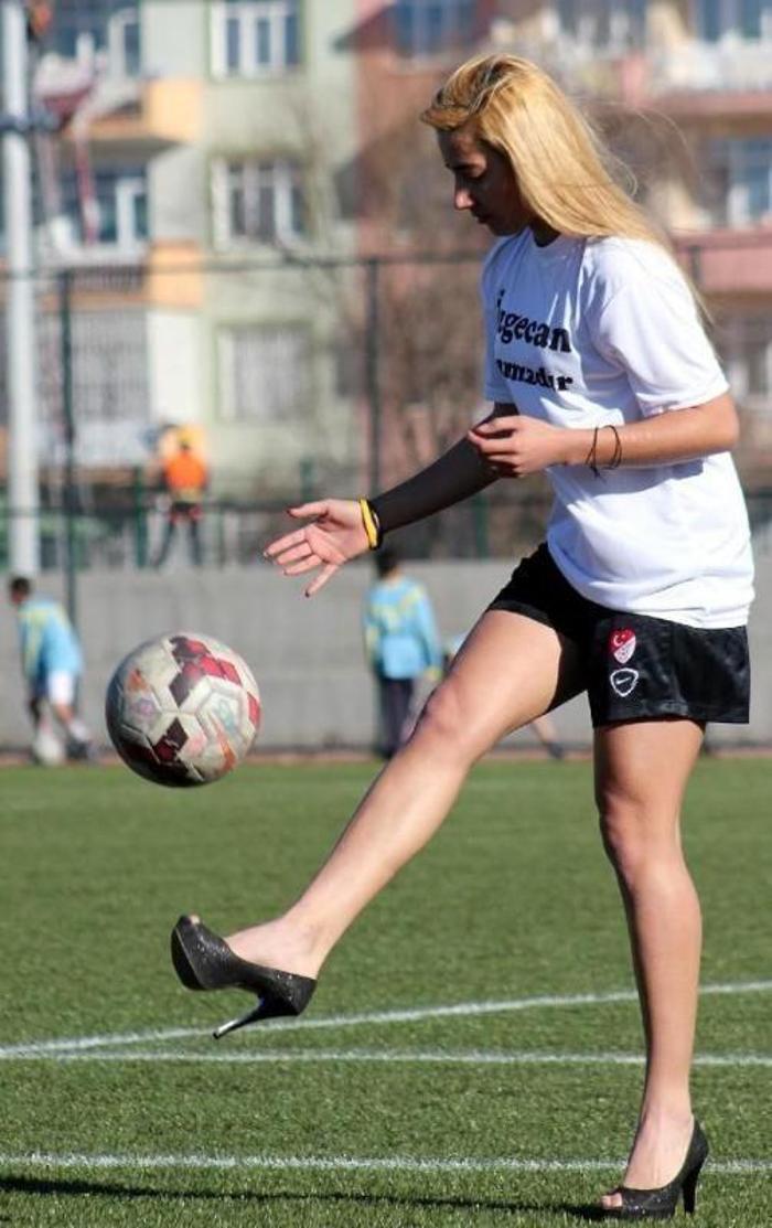 Kadın futbolculardan topuklu eylem