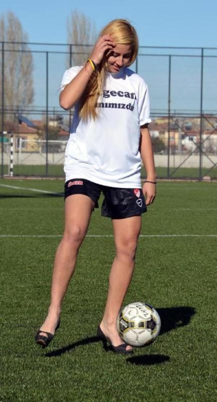 Kadın futbolculardan topuklu eylem