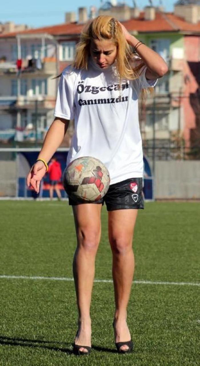 Kadın futbolculardan topuklu eylem