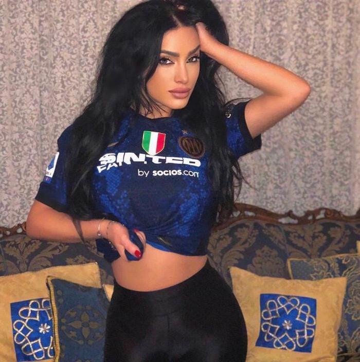 Ünlü Televizyoncu Stefania Marchionnadan Hakan Çalhanoğluna destek