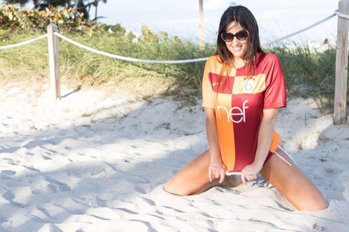 Kadın hakem Claudia Romani sahilde yoga yaptı