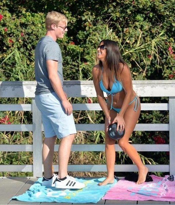 Kadın hakem Claudia Romani sahilde yoga yaptı