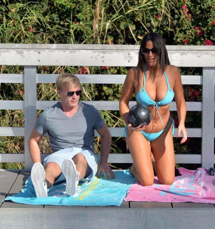 Kadın hakem Claudia Romani sahilde yoga yaptı